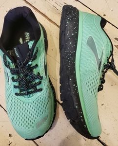 VGUC Brooks Ghost 12 green, size 7.